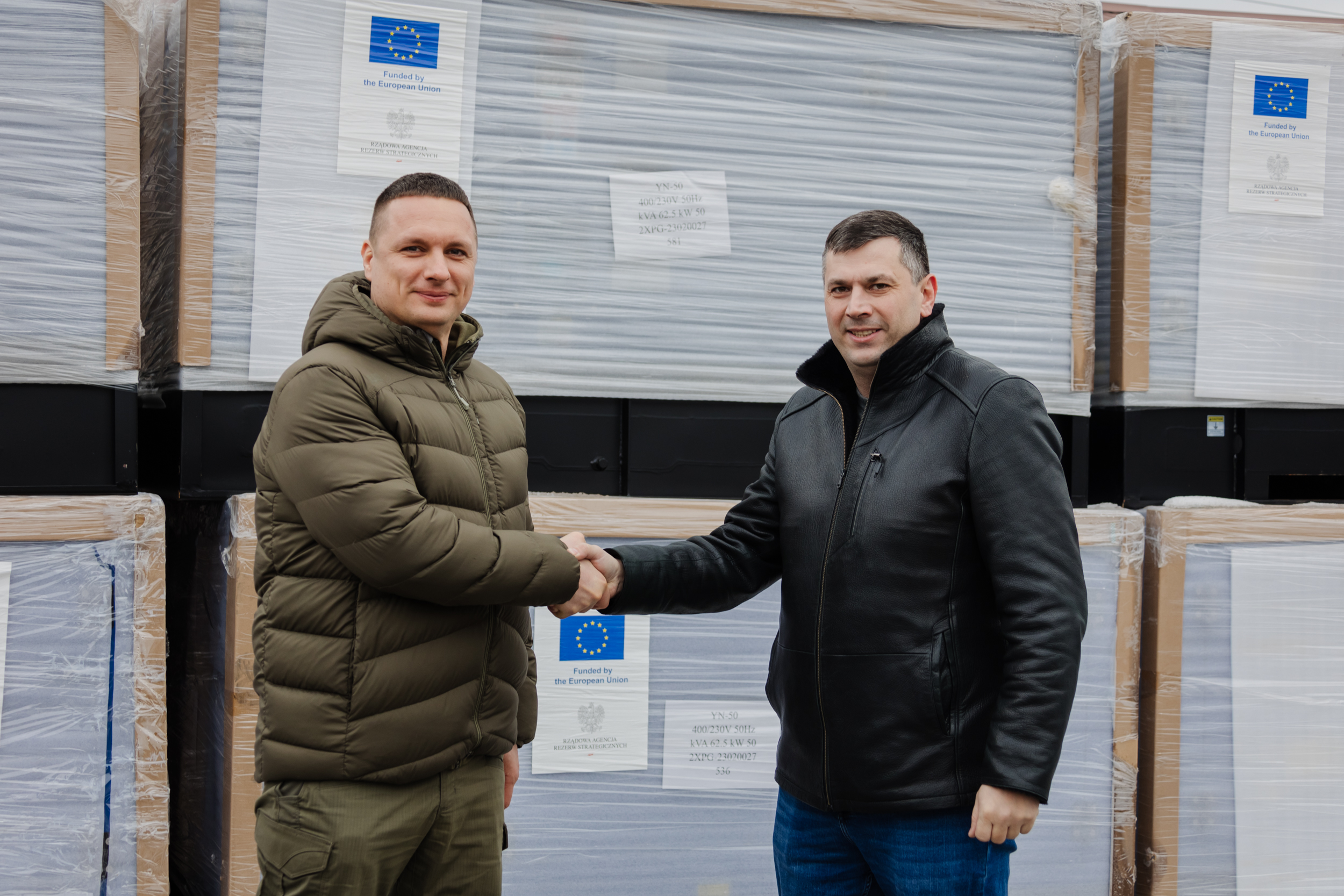 Юрій Яндульський та Ігор Маковцев тиснуть руки один одному