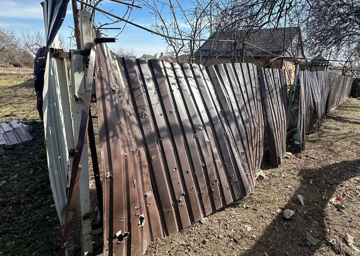 Паркан покосився через атаку 