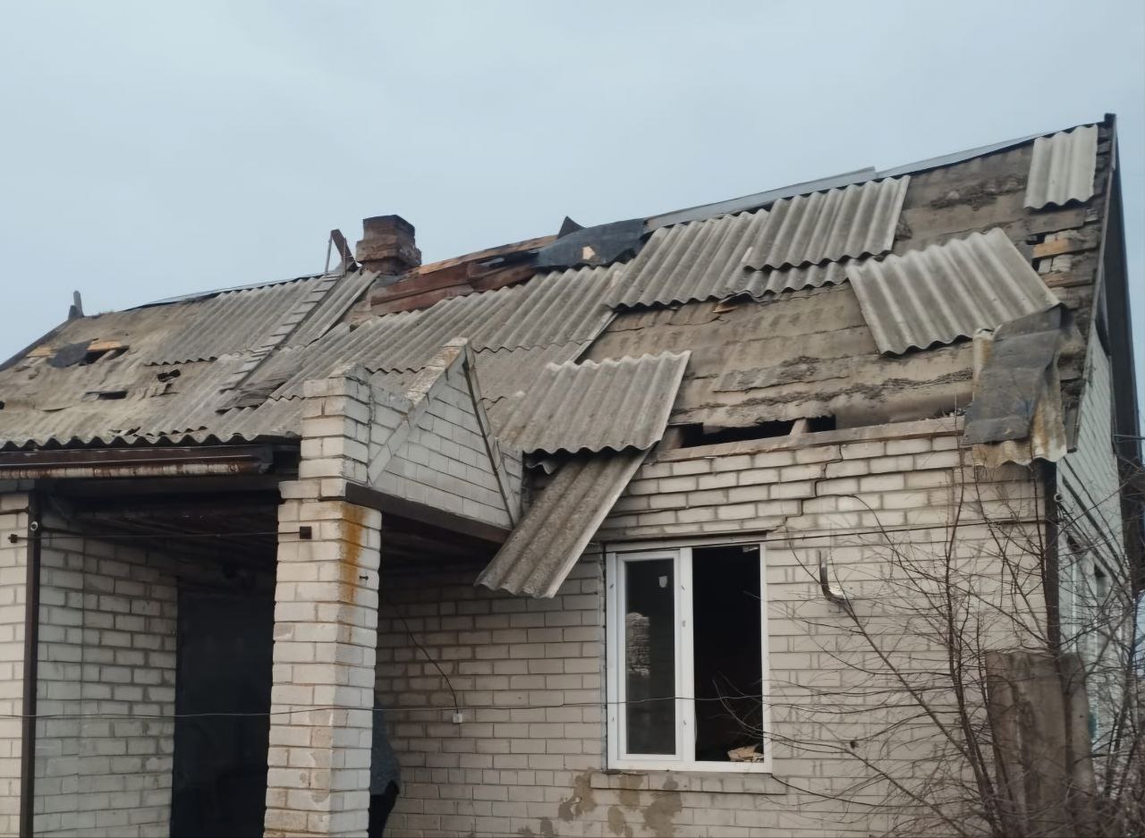 У приватному будинку на Синельниківщині побиті дах та вікно
