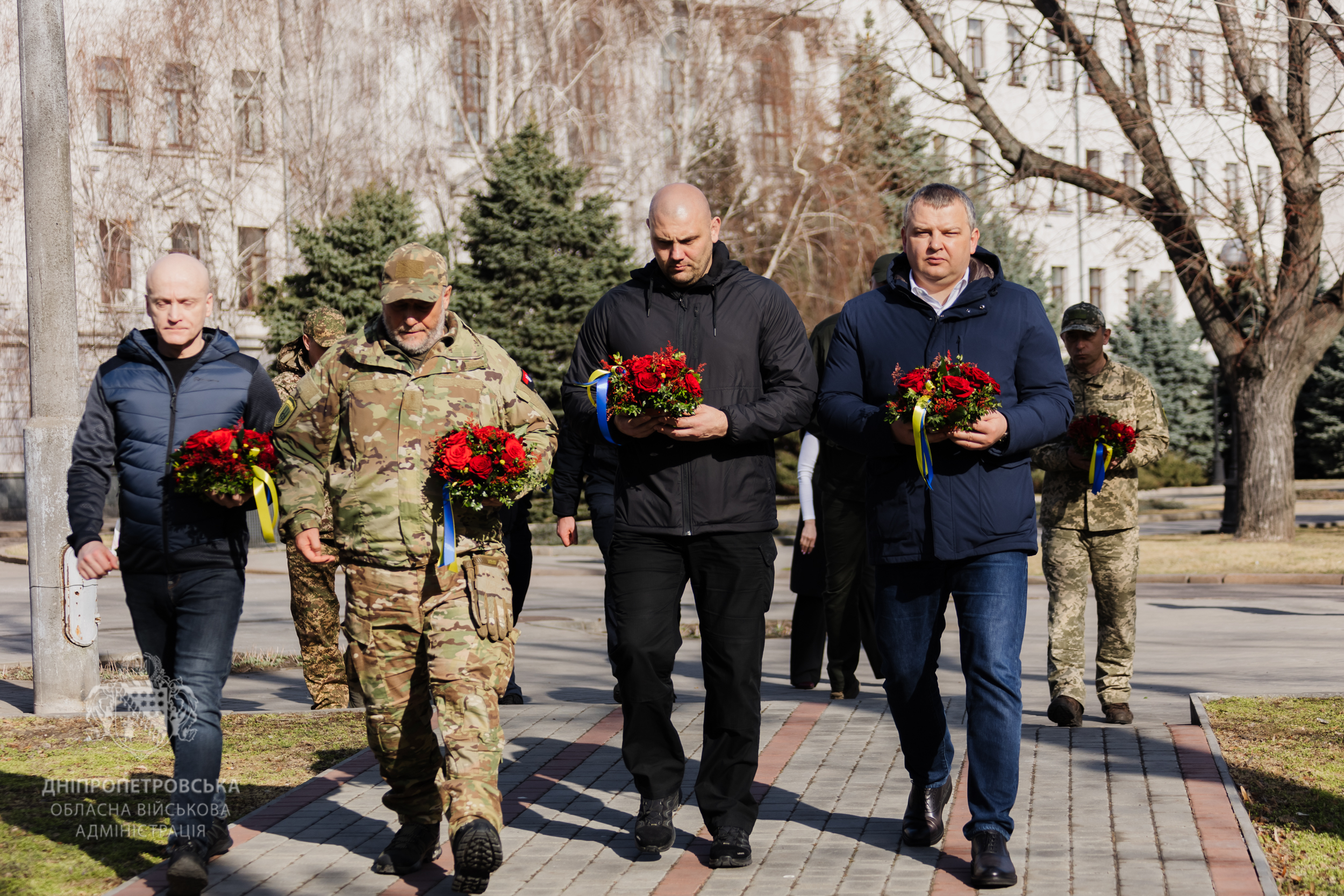 Учасники покладання несуть квіти до пам’ятного знака