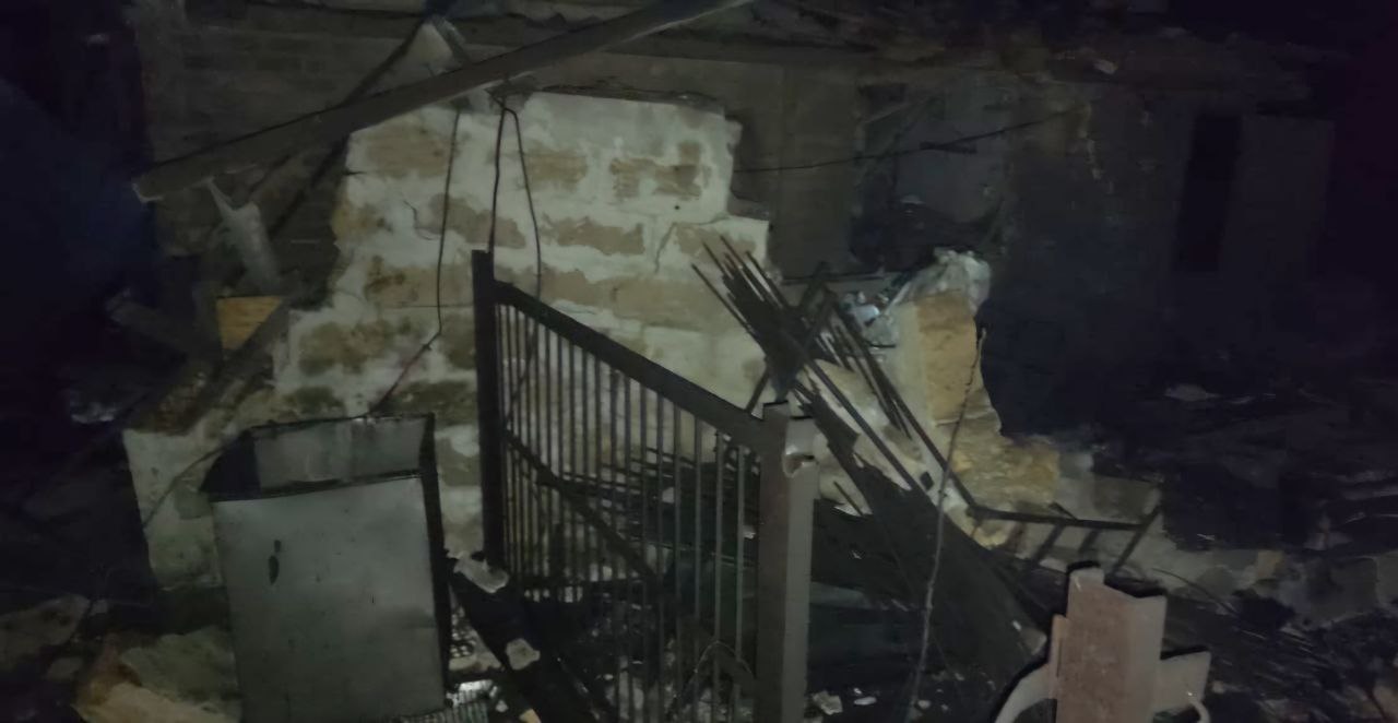 Понівечена через обстріл будівля