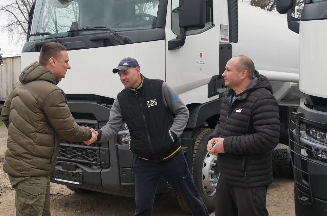 Перший заступник начальника Дніпропетровської ОВА Юрій Яндульський передав ключі від автівок