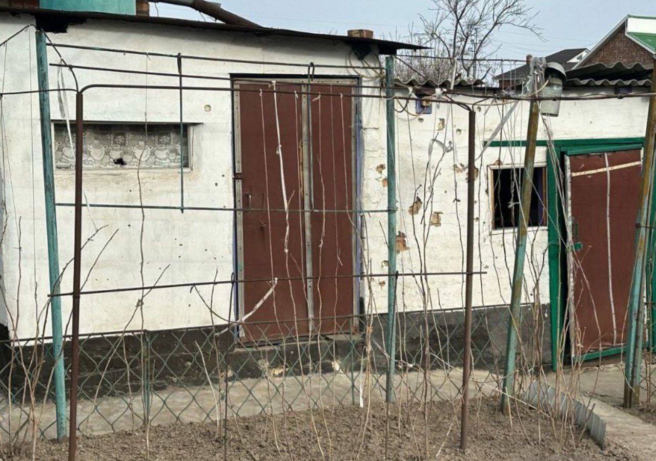 Посічений уламками фасад будинку