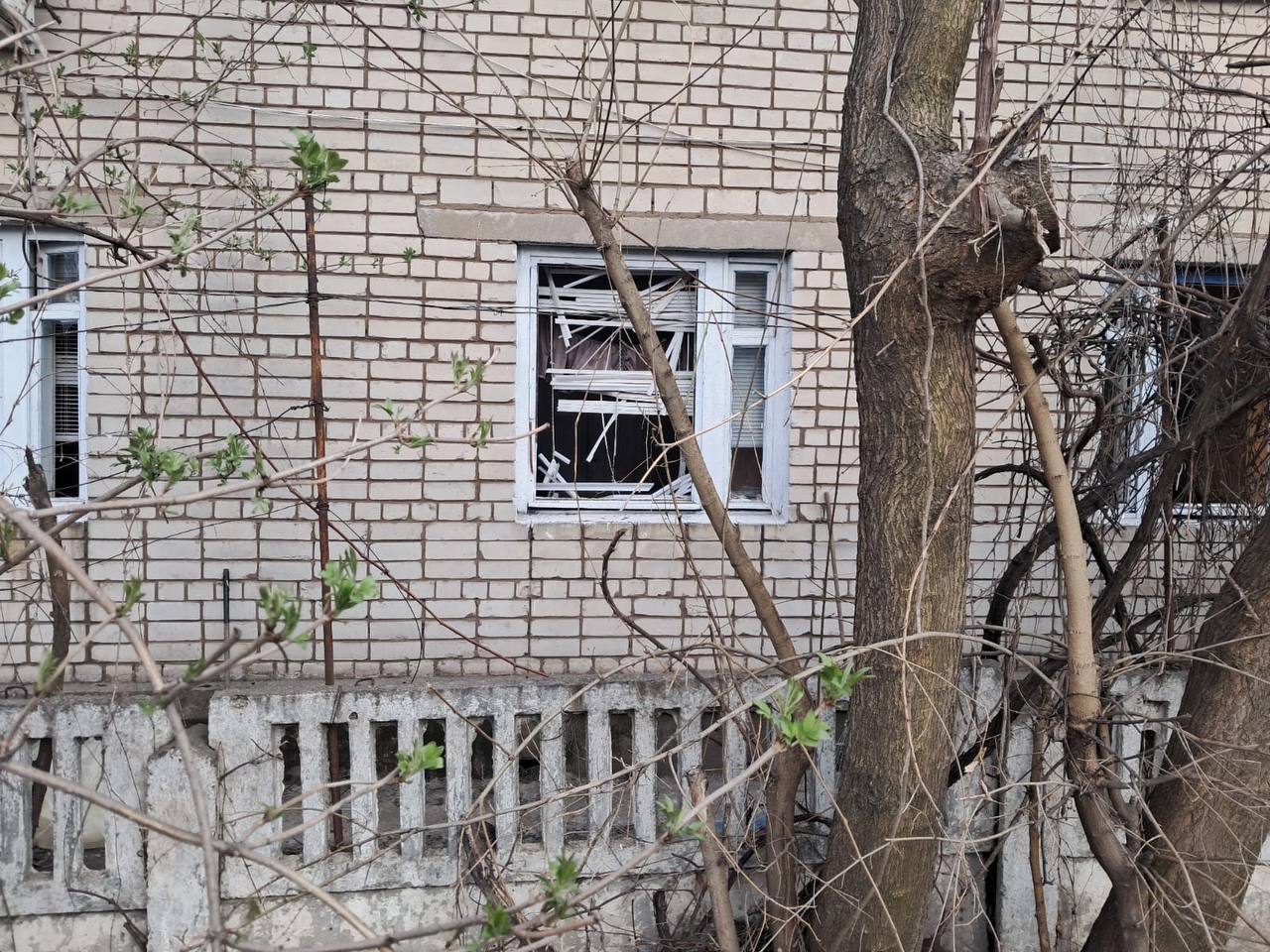 Розбите внаслідок обстрілу вікно