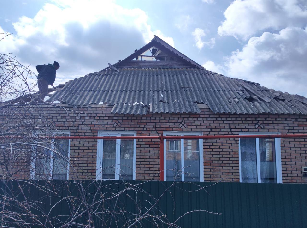 Потрощений дах приватного будинку