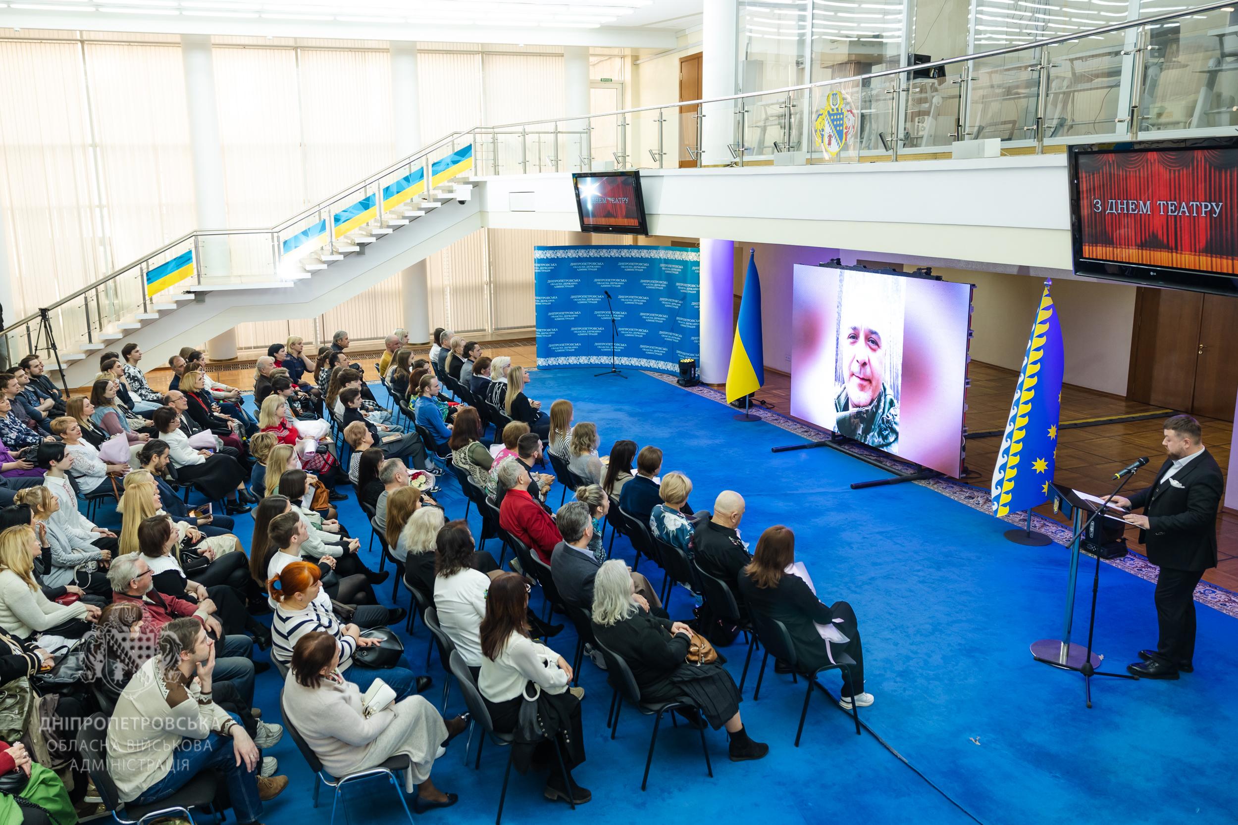 До привітання колег з професійним святом через відеозвернення долучилися й театрали, які нині на фронті, та зірковий десант