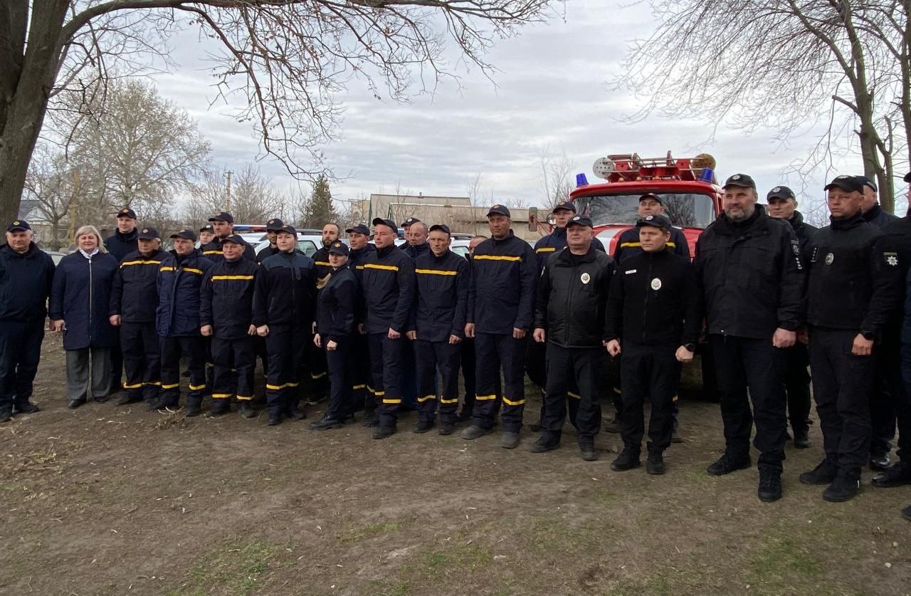 Новоспечені поліцейські офіцери громади і рятувальники добровільної пожежної команди