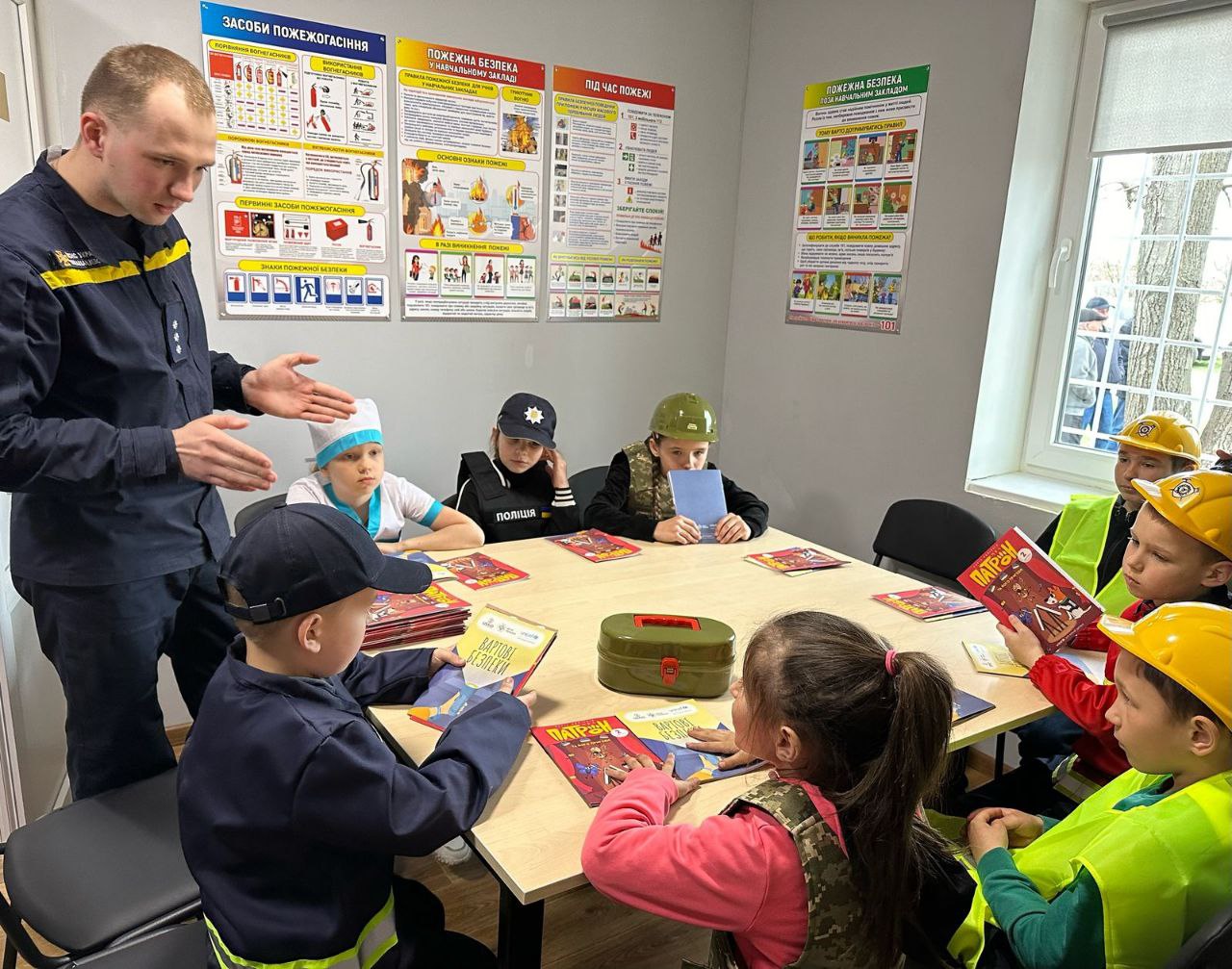 Рятувальники провели заняття для дітей у класі безпеки