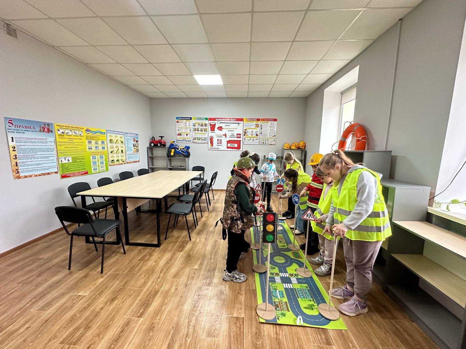  У класі безпеки хлопці та дівчата здобувають практичні навички 