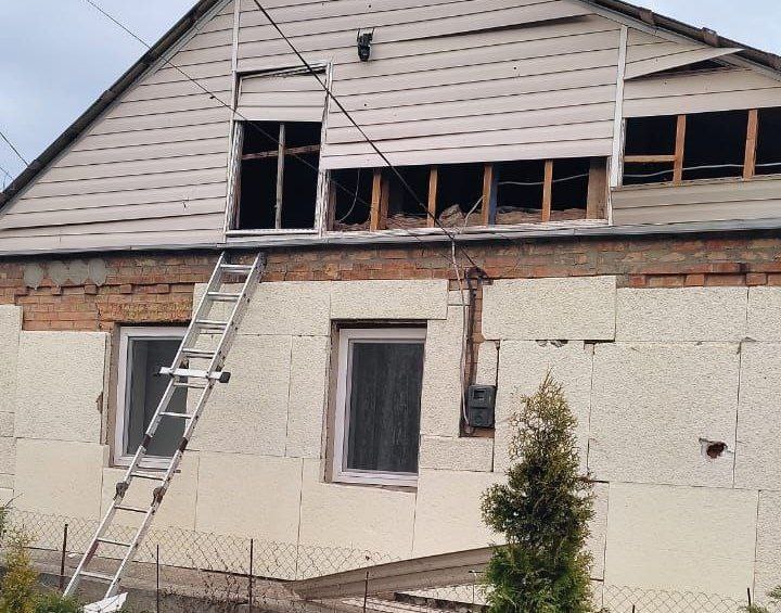 Пошкоджена обшивка приватного будинку