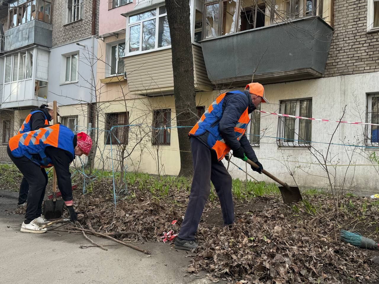 Комунальники прибирають поряд з домом після нічної атаки
