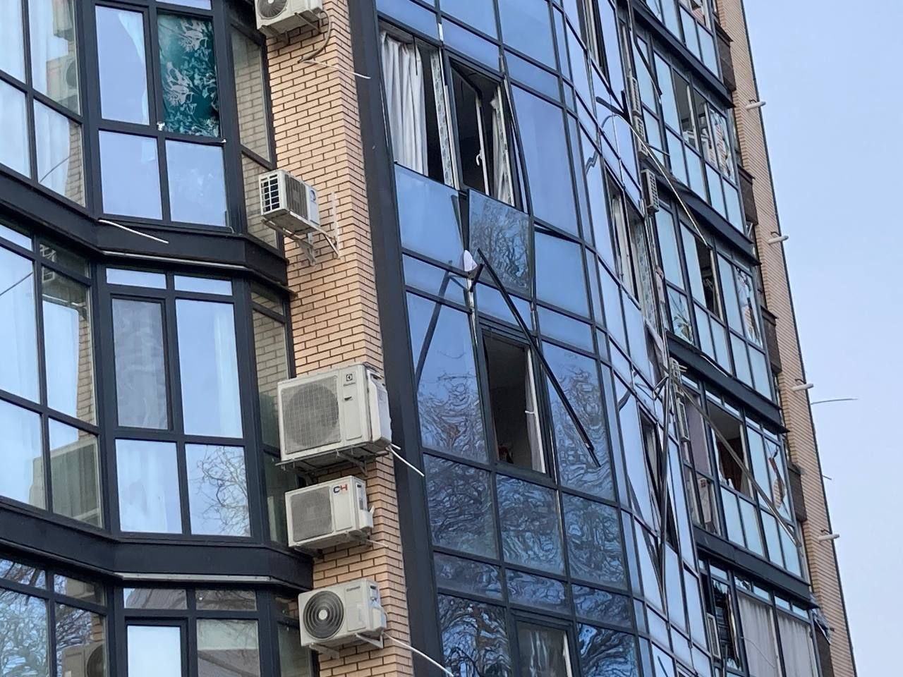 У житловому комплексі вибило вікна