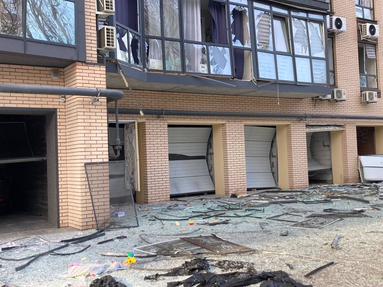 Поряд з багатоповерхівкою все усіяне уламками скла