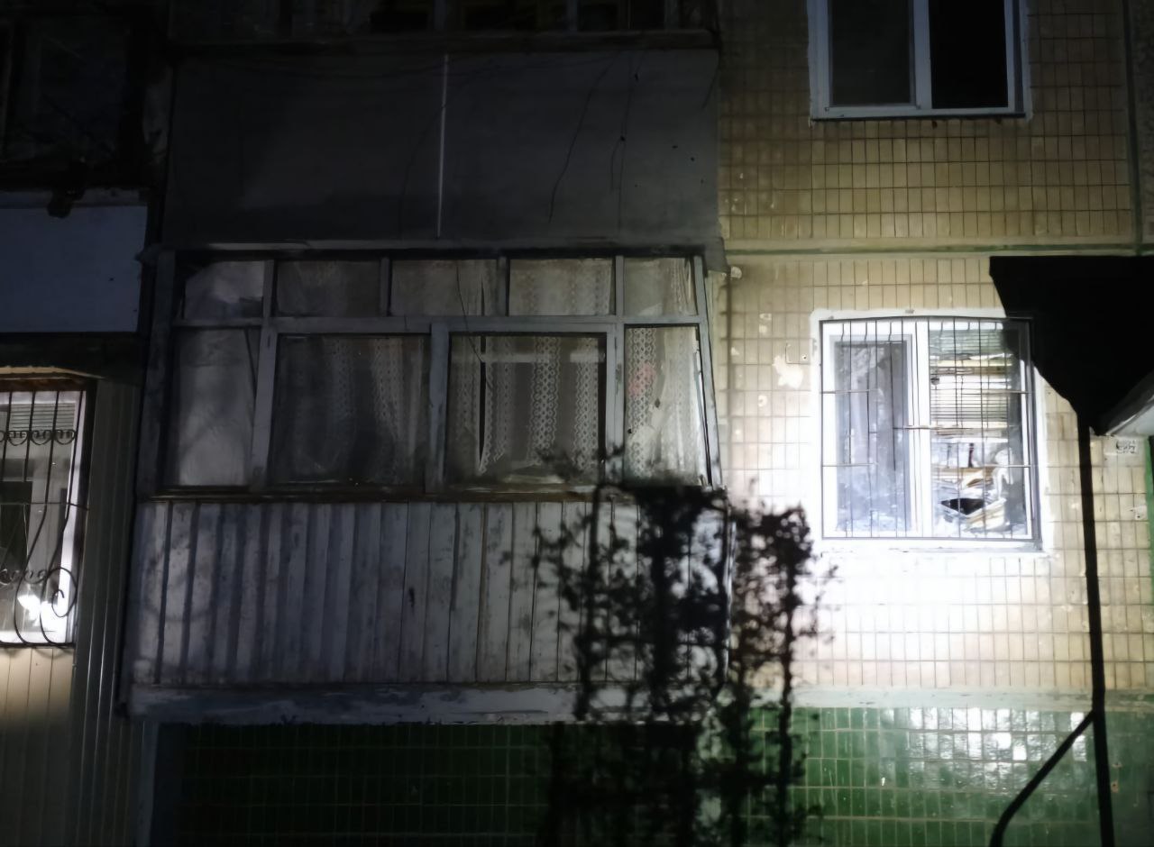 У багатоквартирному будинку на Нікопольщині потрощені вікна