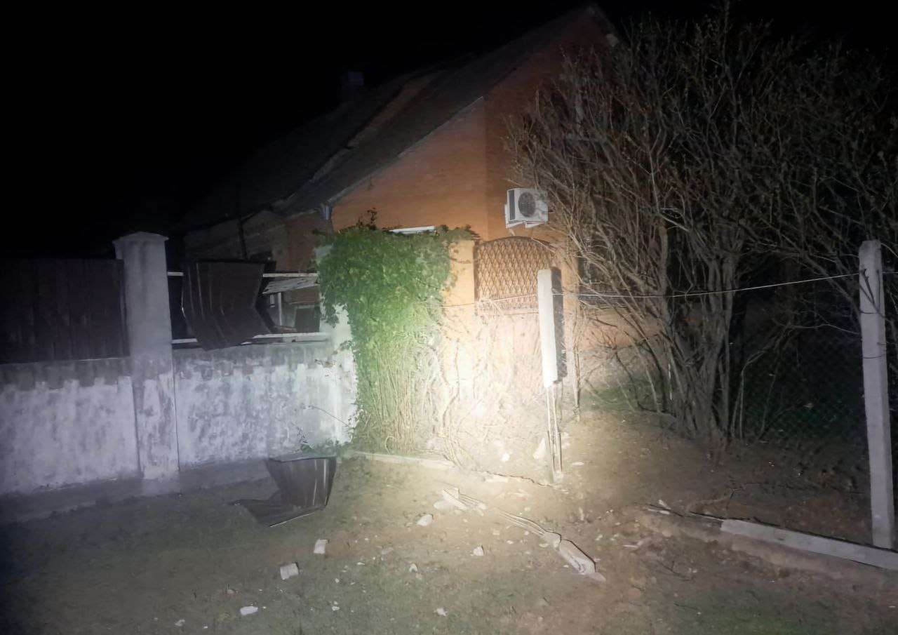 Побитий паркан поряд з приватним будинком