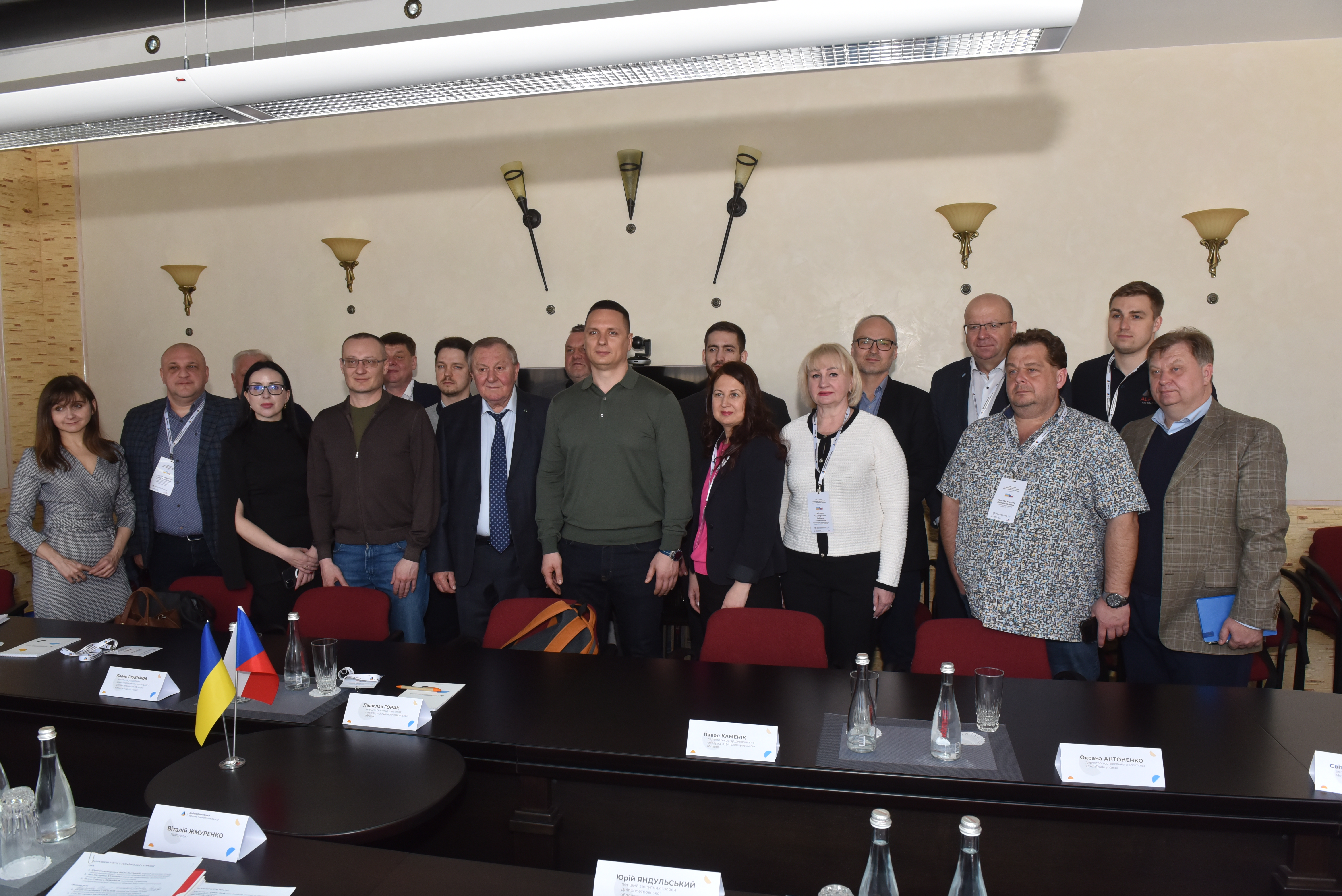  Спільне протокольне фото учасників форуму 5 Підприємці, які беруть участь у заході