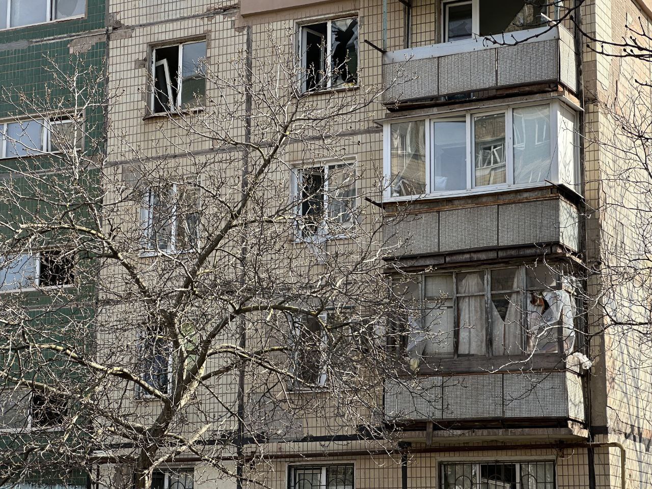 У криворізькій багатоповерхівці побиті вікна та балкони