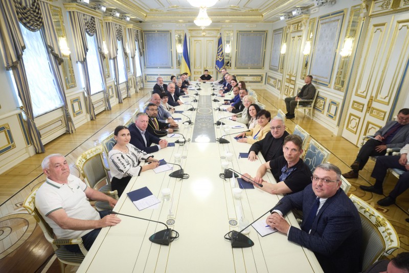 Президент України Володимир Зеленський з представниками 16-ти національних спільнот та представниками трьох коріних народів