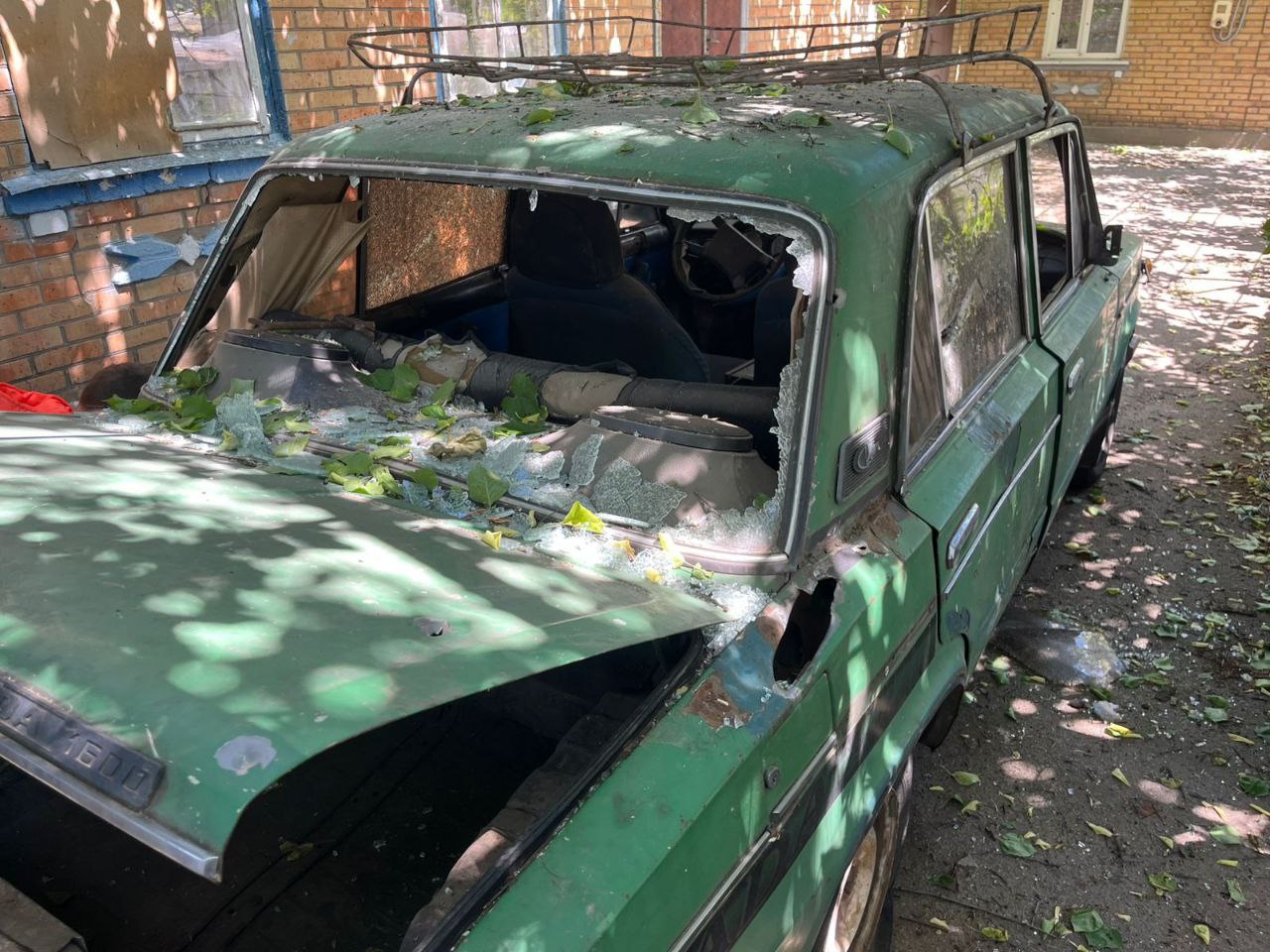 Побита через ворожу атаку автівка 