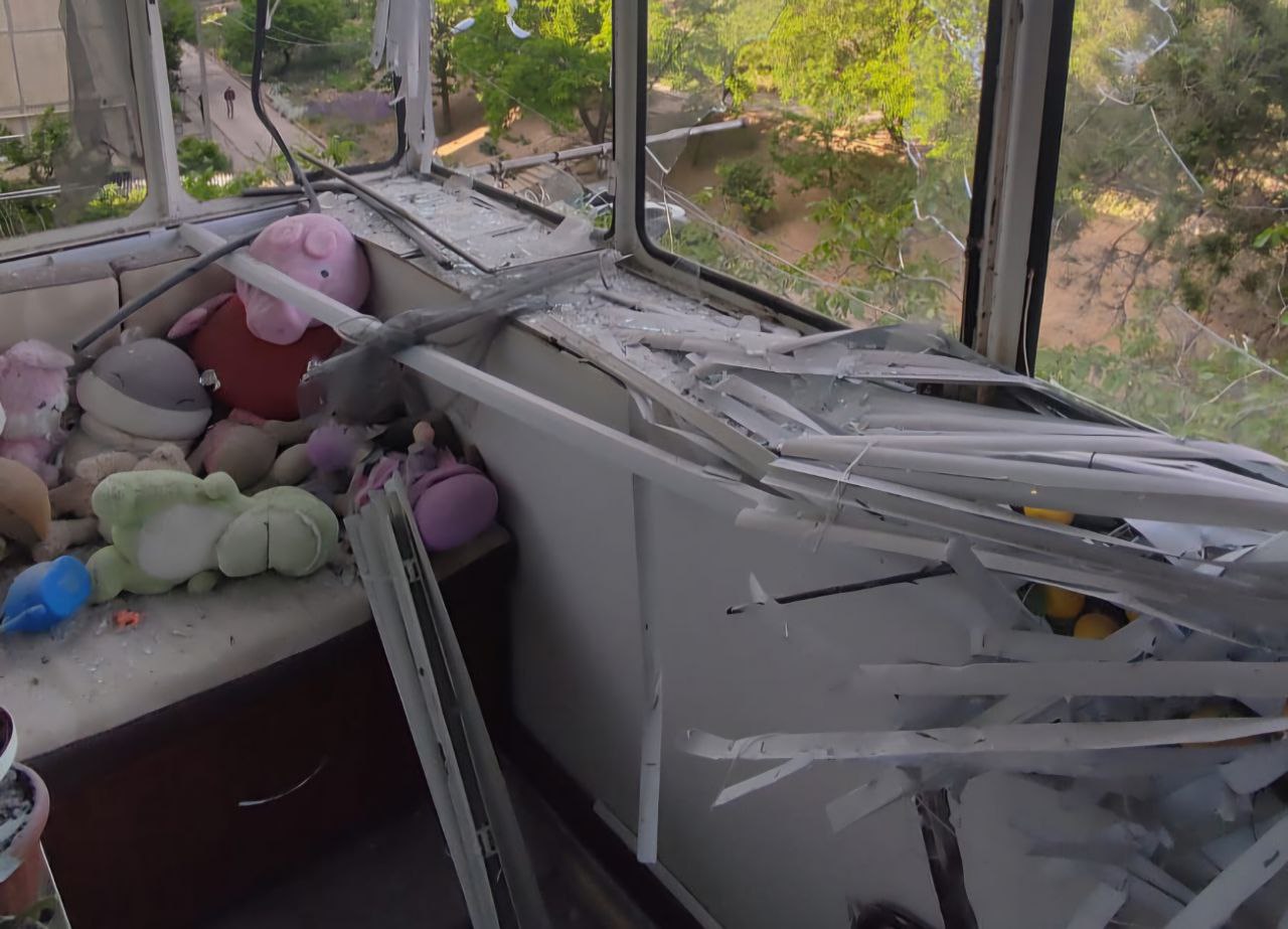 Пошкоджений балкон багатоповерхівки