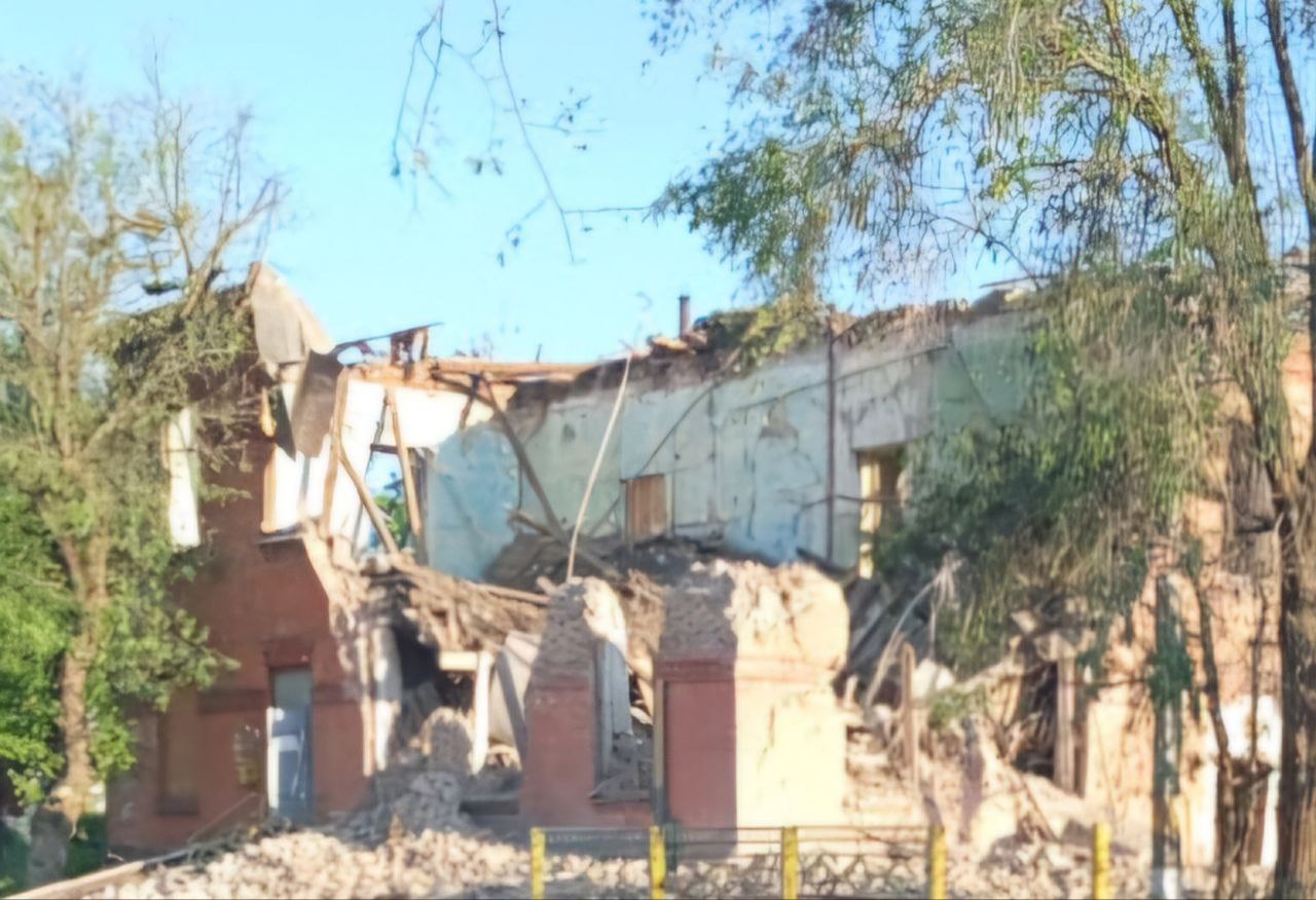 Зруйнована адмінбудівля у Синельниківському районі 