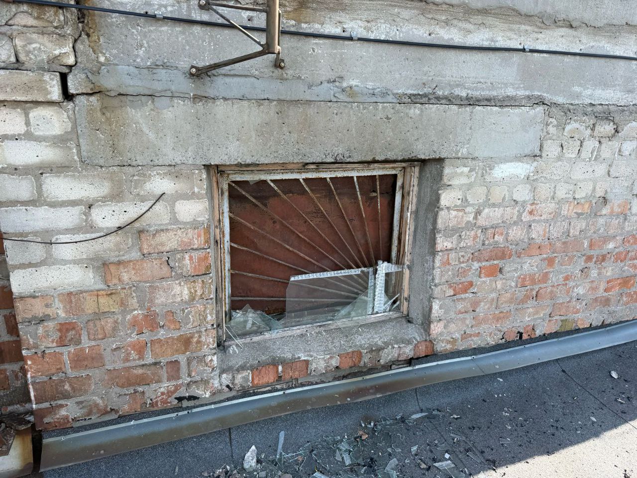 На даху багатоповерхівки розбите вікно 