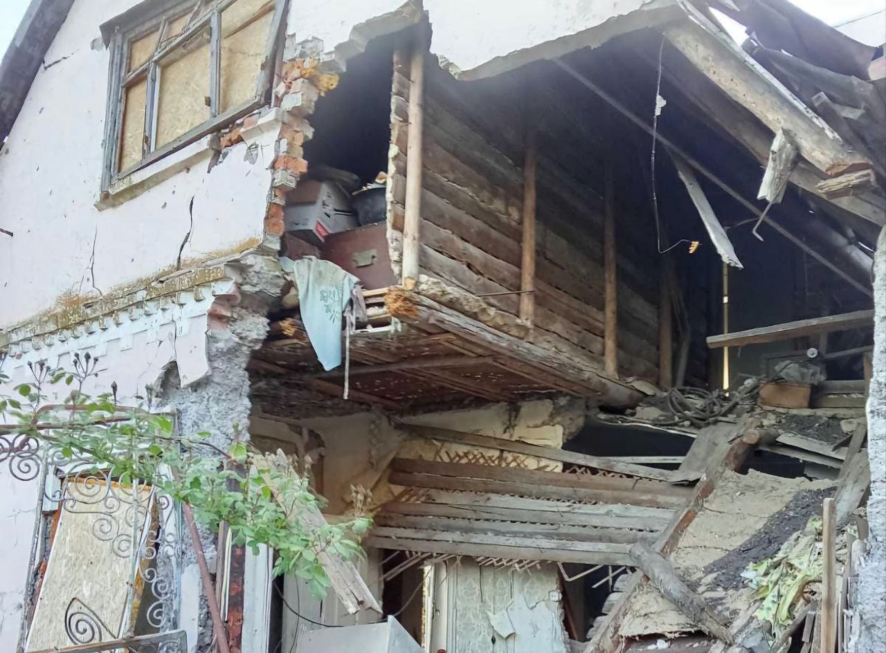 У приватній оселі зруйнована стіна 