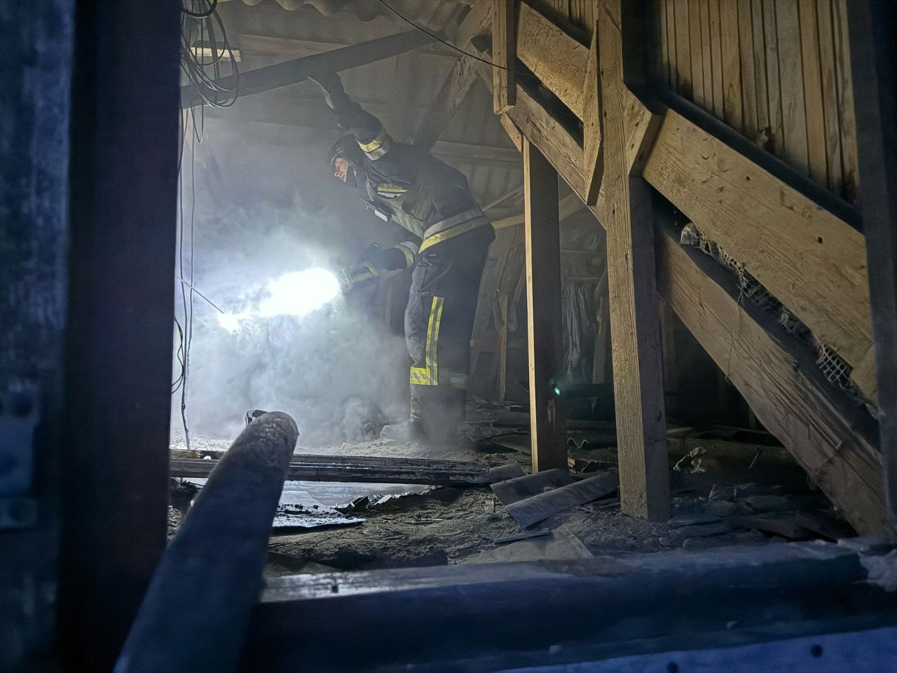 Рятувальники приборкують займання у будинку