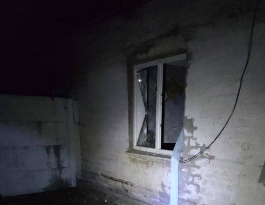 Посипалося віконне скло також у приватній оселі у Дніпровському районі. 