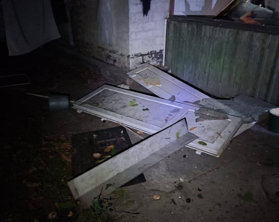 На землі лежать двері, які вибило внаслідок нічної атаки БпЛА.