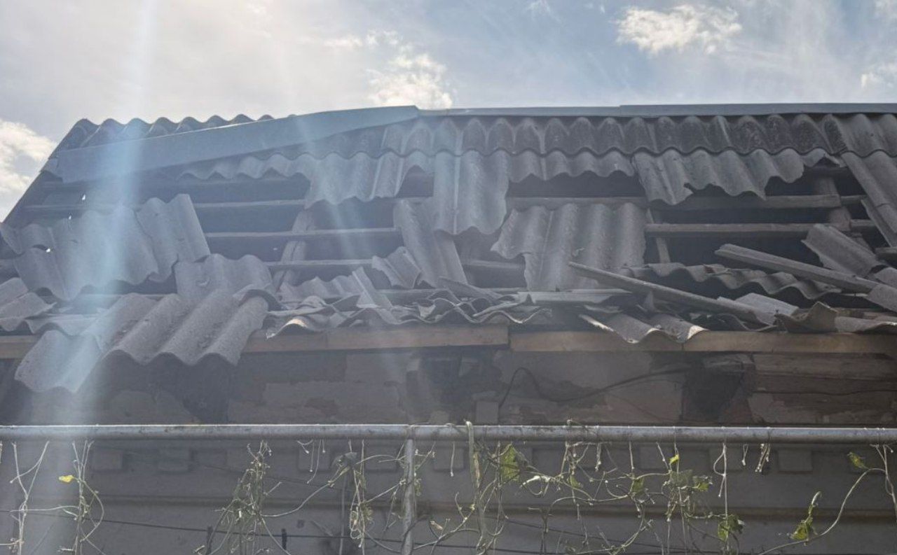 Побита покрівля