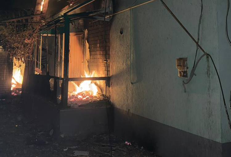 Наслідки ворожого терору: горить будинок