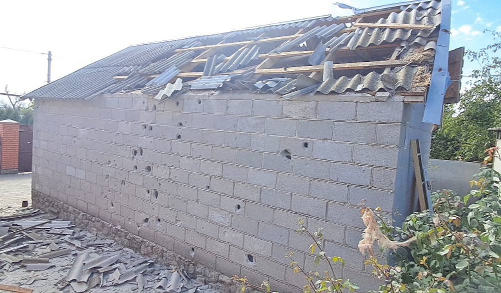 Будівля, у якої через ворожий обстріл понівечений дах