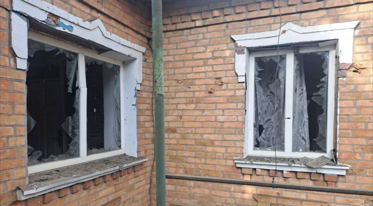 У приватної оселі вибиті вікна