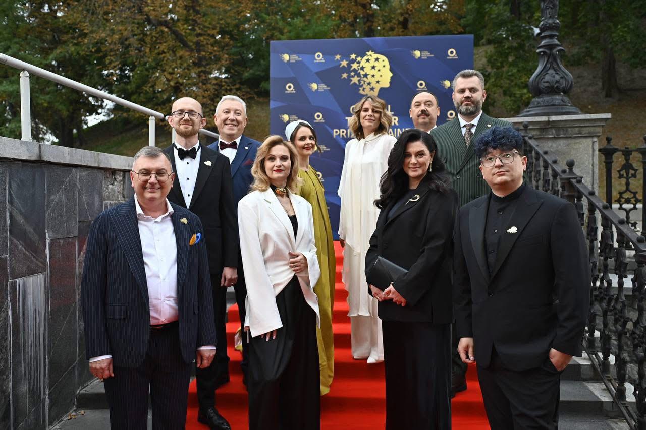 Десятка найкращих вчителів на червоній доріжці.