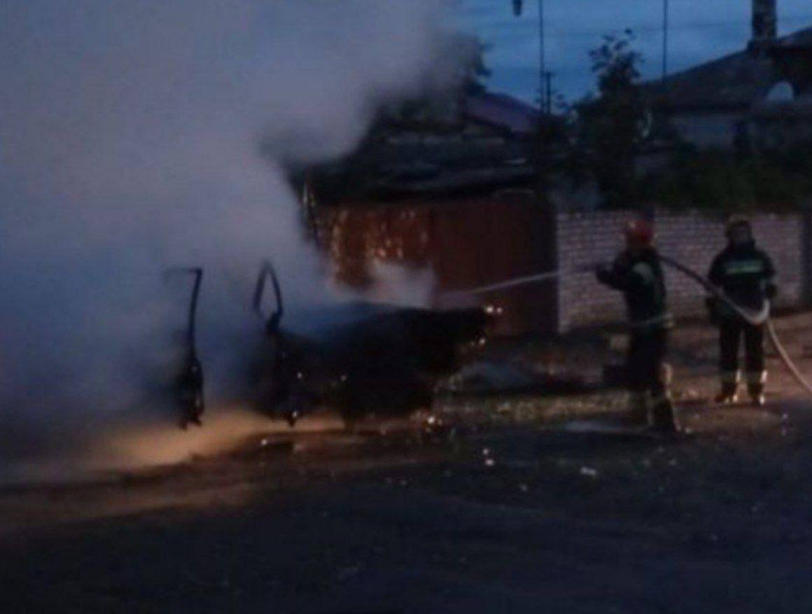 Надзвичайники приборкують загоряння.