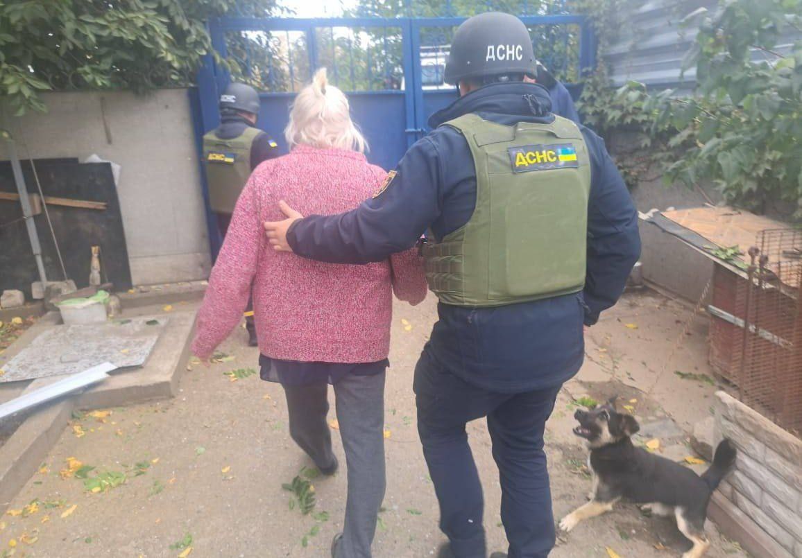 Надзвичайники допомагають жінці.