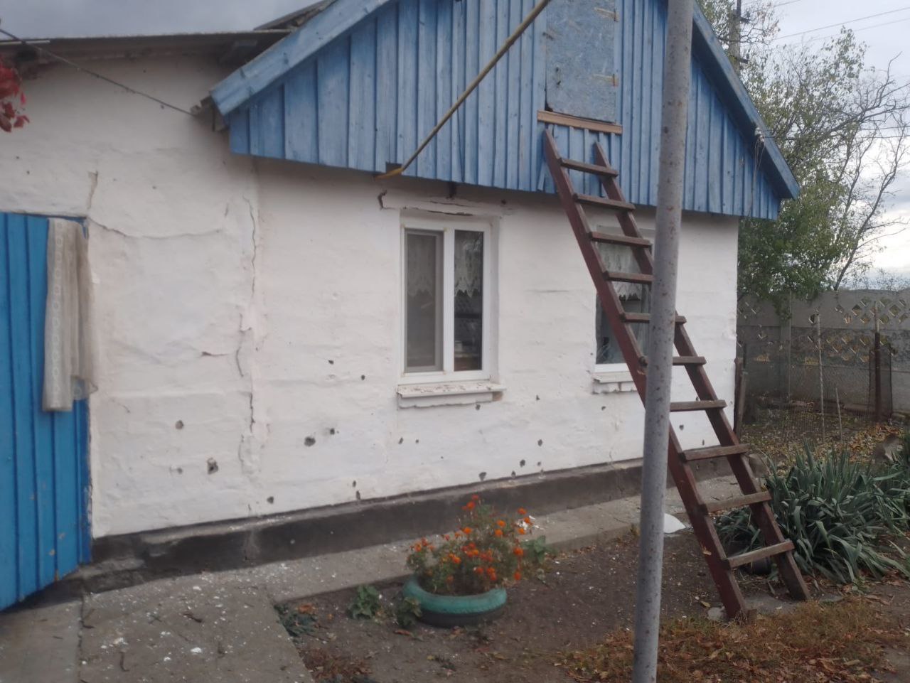 Пошкоджений фасад будинку.