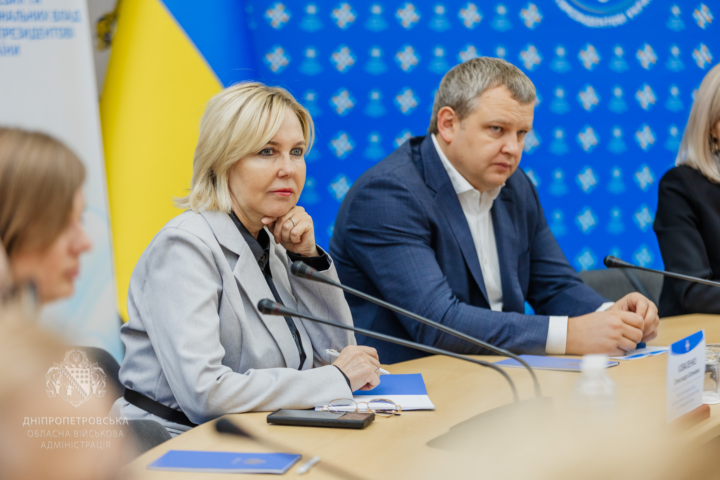 Учасники засідання Конгресу слухають спікерів 