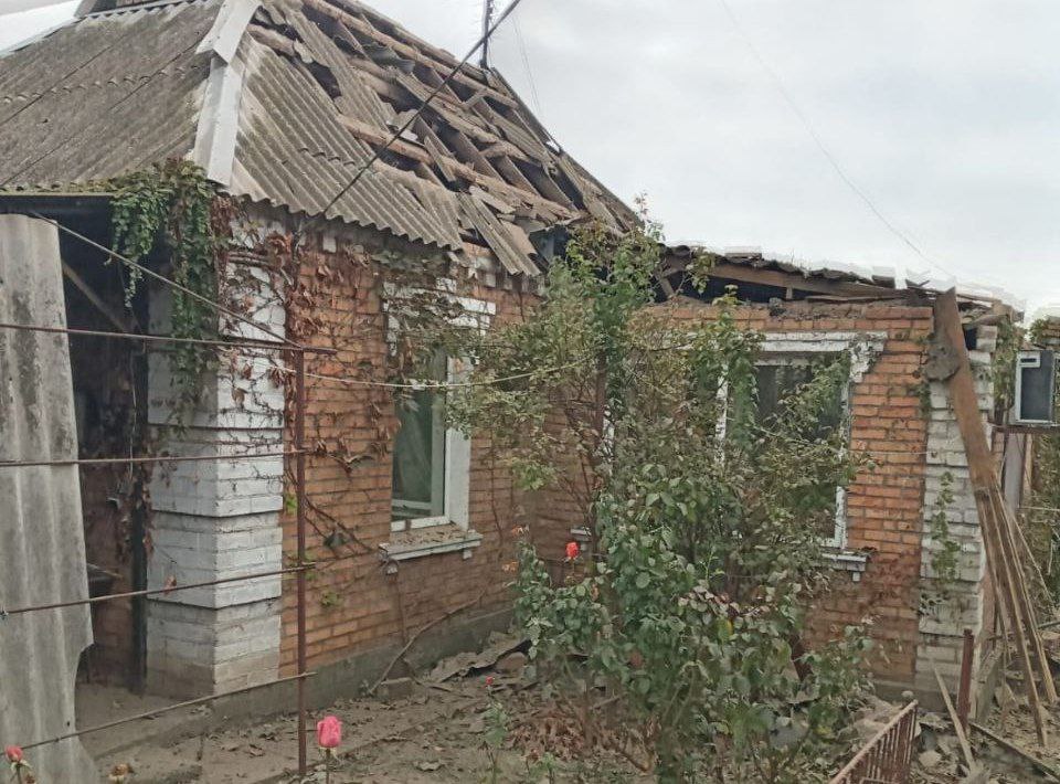 Понівечений дах дому.