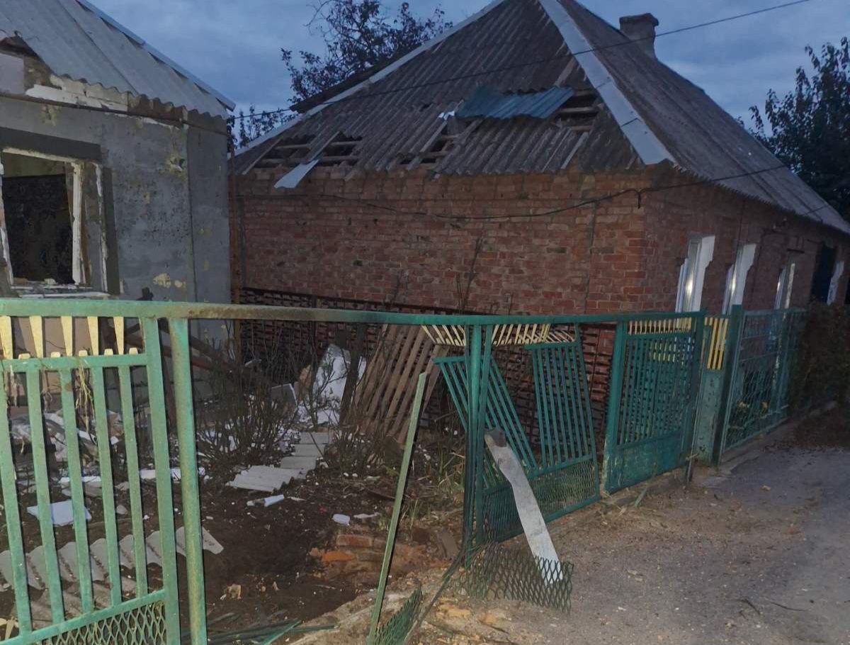 Понівечені приватні оселі та паркан