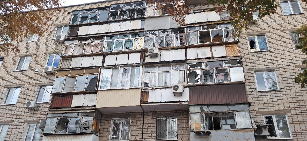 У багатоповерхівці побиті вікна 