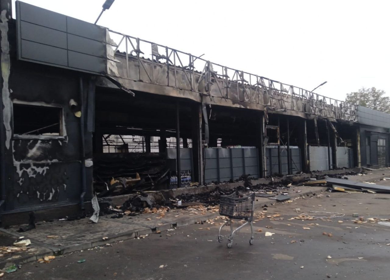 Понівечений вогнем супермаркет 