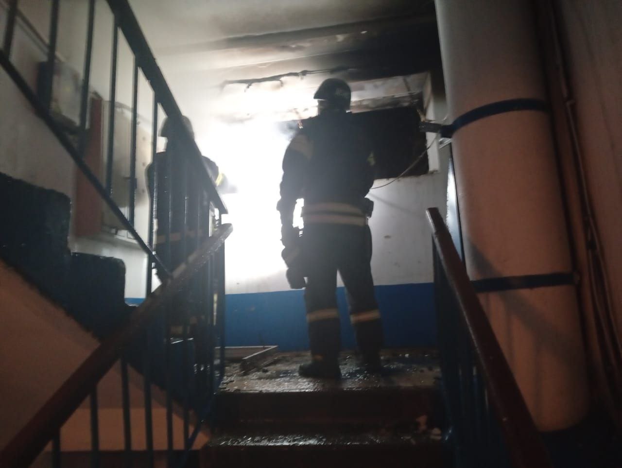 Надзвичайники оглядають пошкоджений під’їзд 