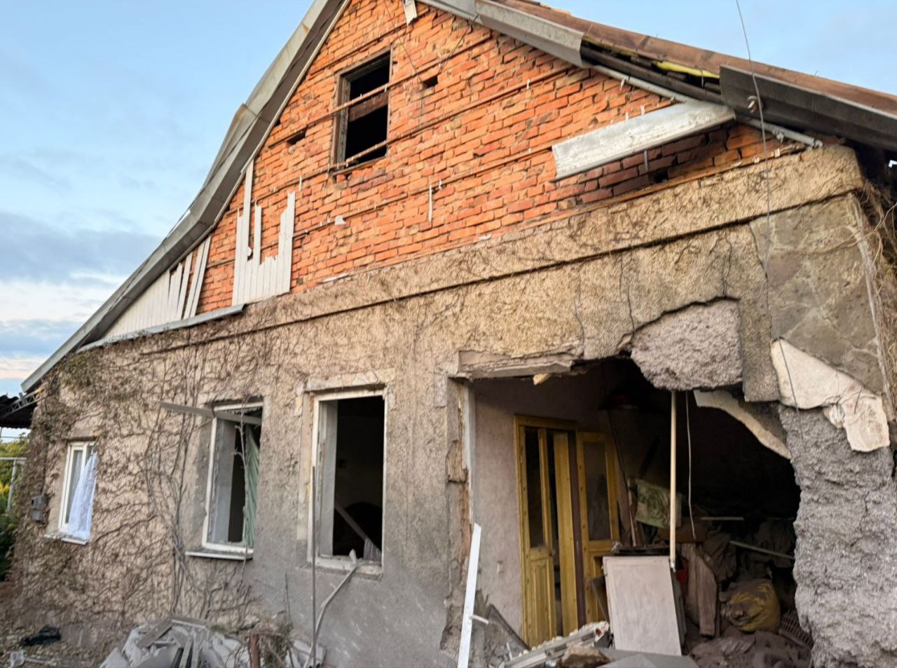 У приватній оселі проломлена стіна та вибитті вікна