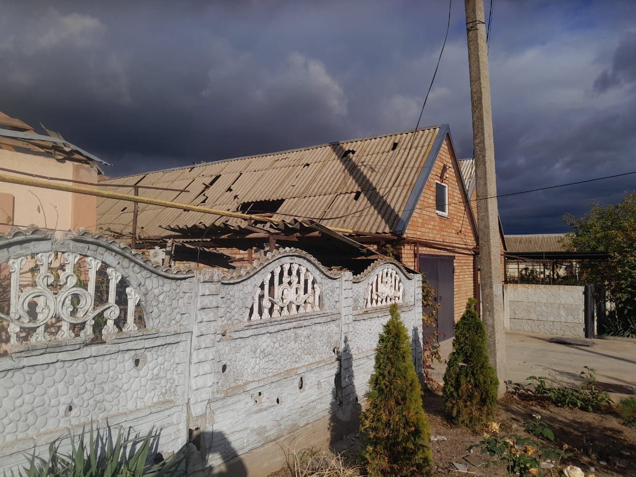 На даху будинку побитий шифер 