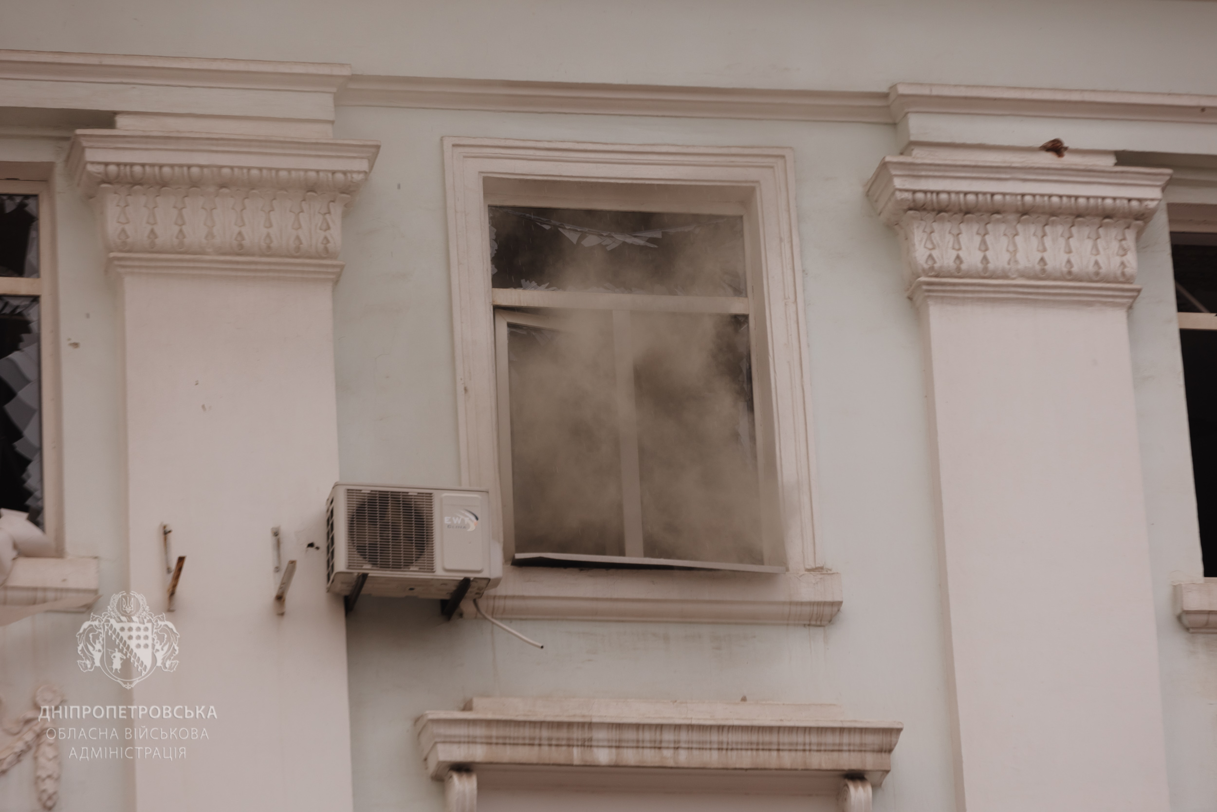 Густий дим йде з вікна.