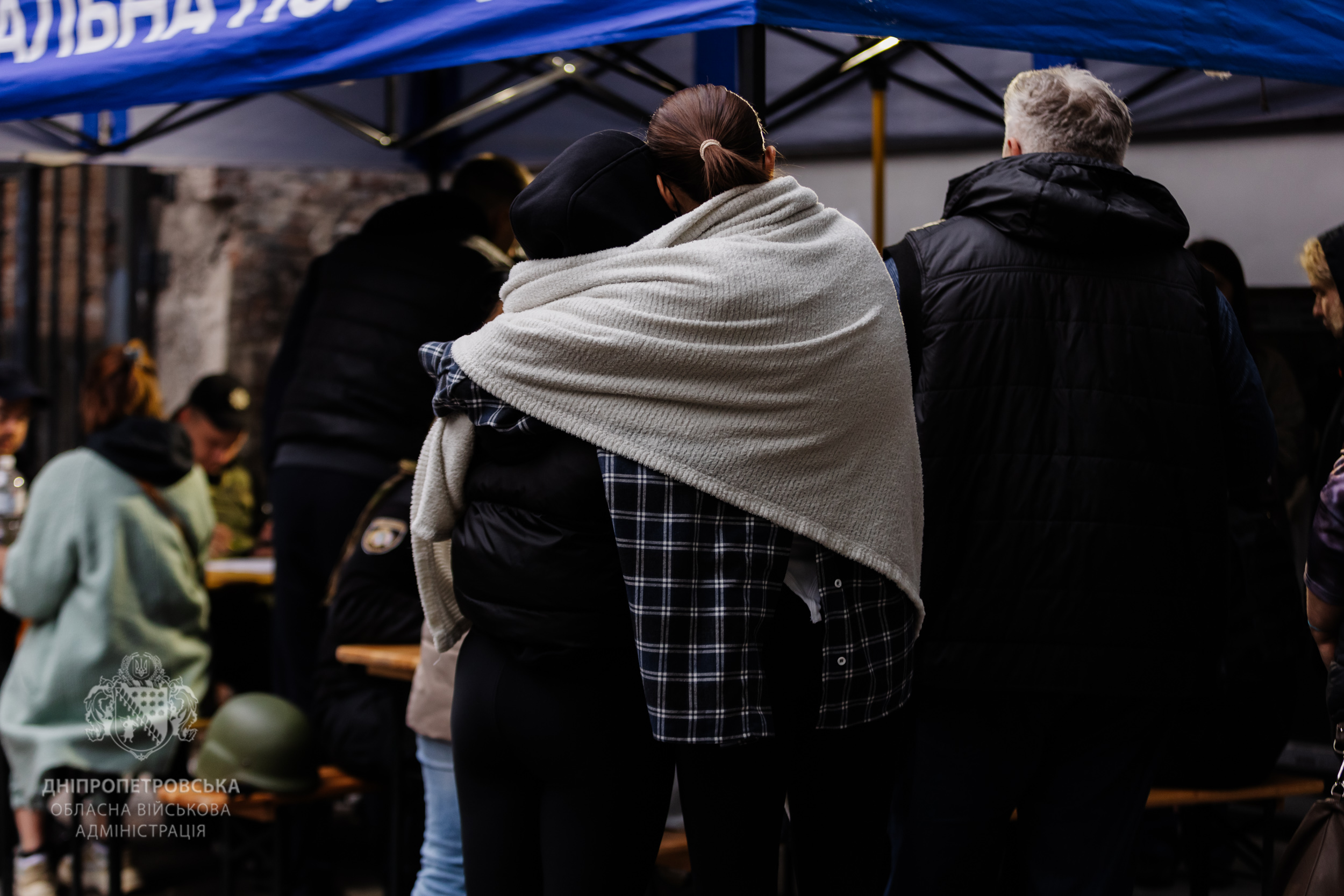 Люди, які пережили жахіття, підтримують один одного.