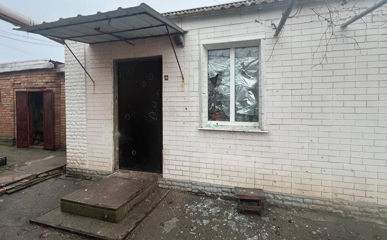 У будинку через обстріл вибите вікно