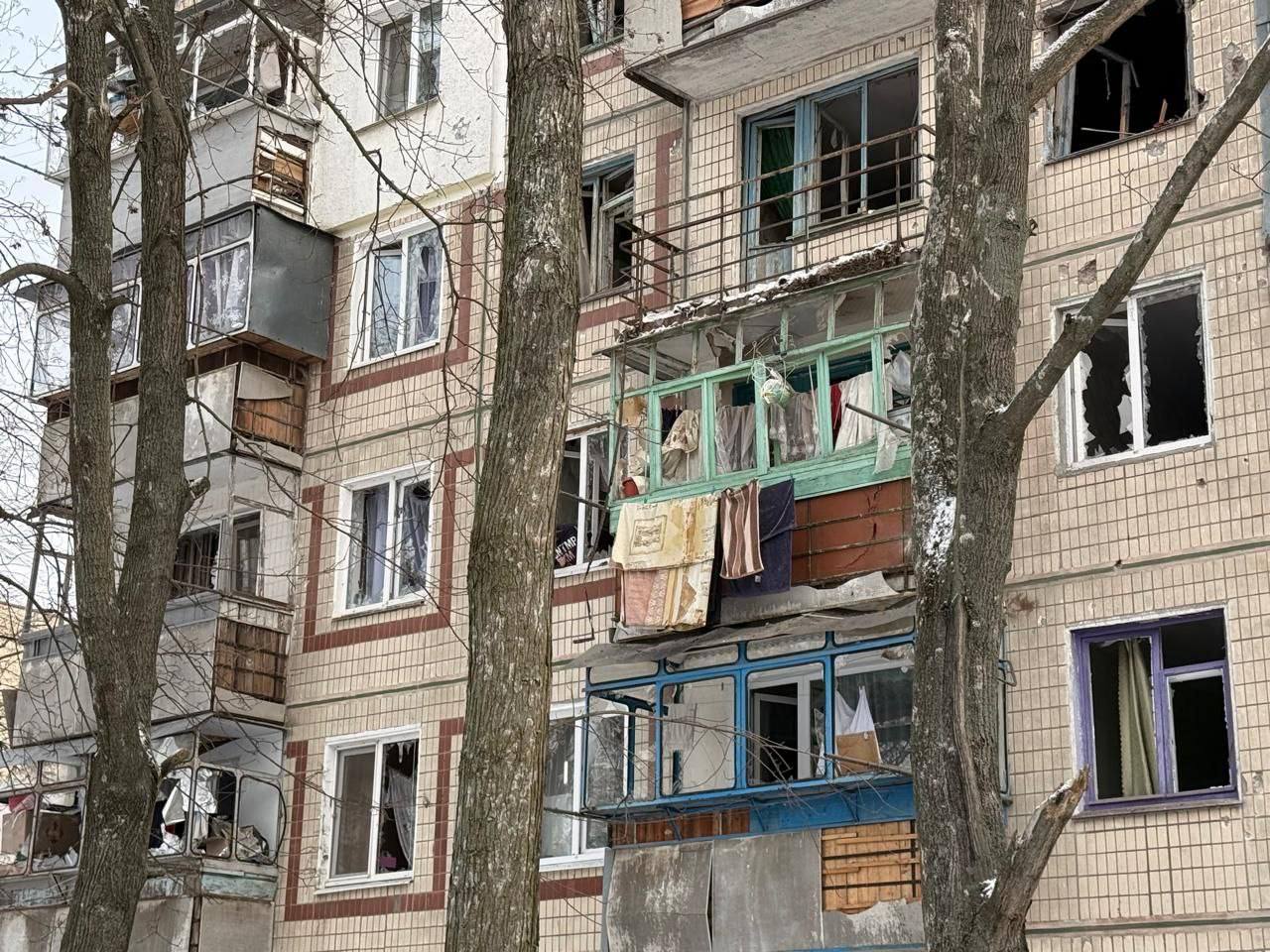 У багатоквартирному будинку вибиті вікна внаслідок ворожої атаки
